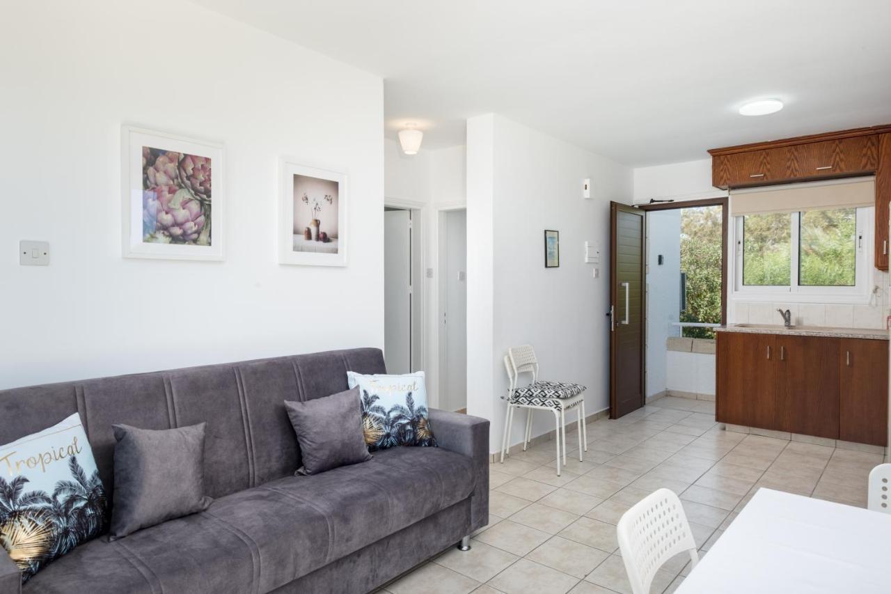Oceanview Apartment Larnaca Esterno foto